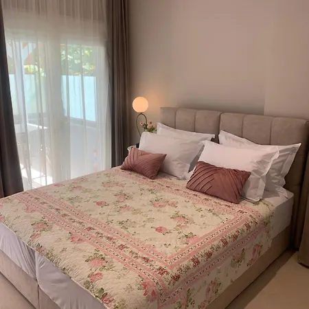 Lägenhetshotell Athanasia And 4*